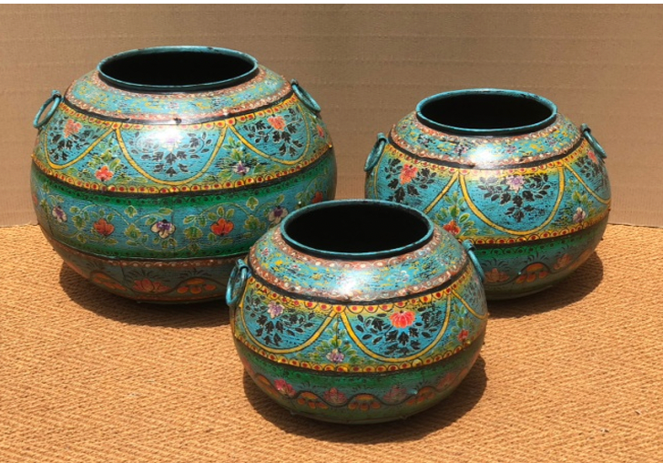 Set of three graduated hand-painted Rajasthani metal pots in vivid turquoise-teal with gold swag festoon arches, dark leaf scroll, pink and red flowers and iron ring handles